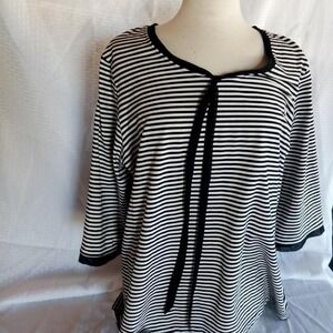 Blair long sleeve black and white with tie on the front  Size 2xl